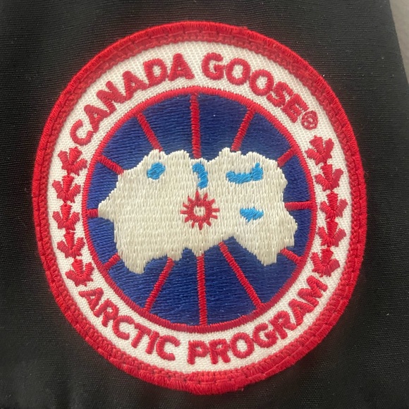 EUC Authentic Women’s Medium black Canada Goose jacket Montebello - Picture 4 of 10